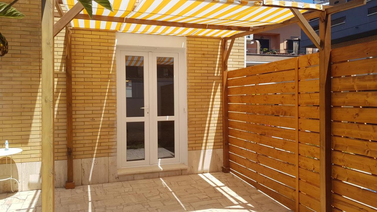 Bed and Breakfast Un Passo Dal Mare Fiumicino Exteriér fotografie A pergola with a retractable awning