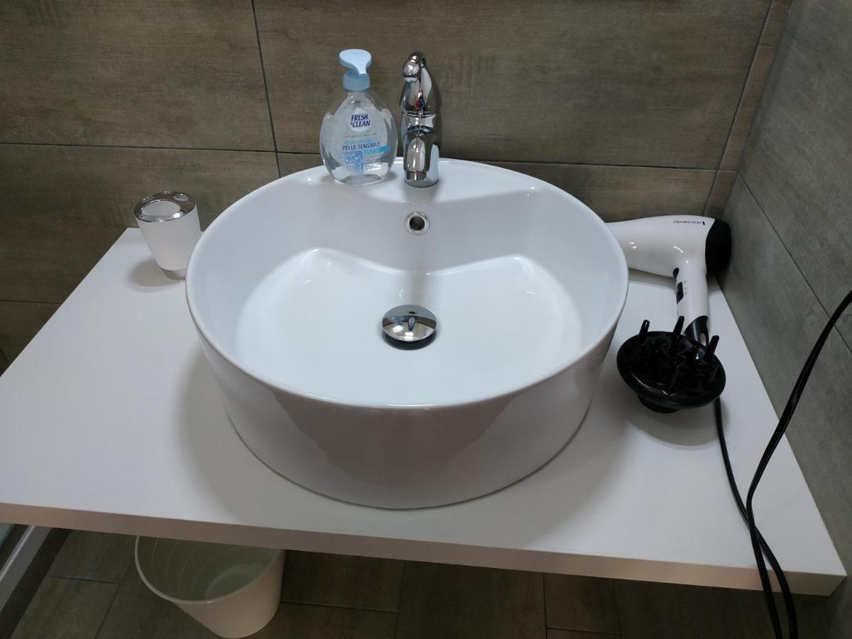 Bed and Breakfast Un Passo Dal Mare Fiumicino Exteriér fotografie A washbasin