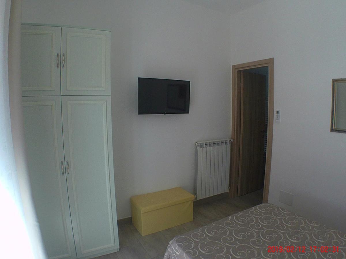 Bed and Breakfast Un Passo Dal Mare Fiumicino Exteriér fotografie A room in the hostel