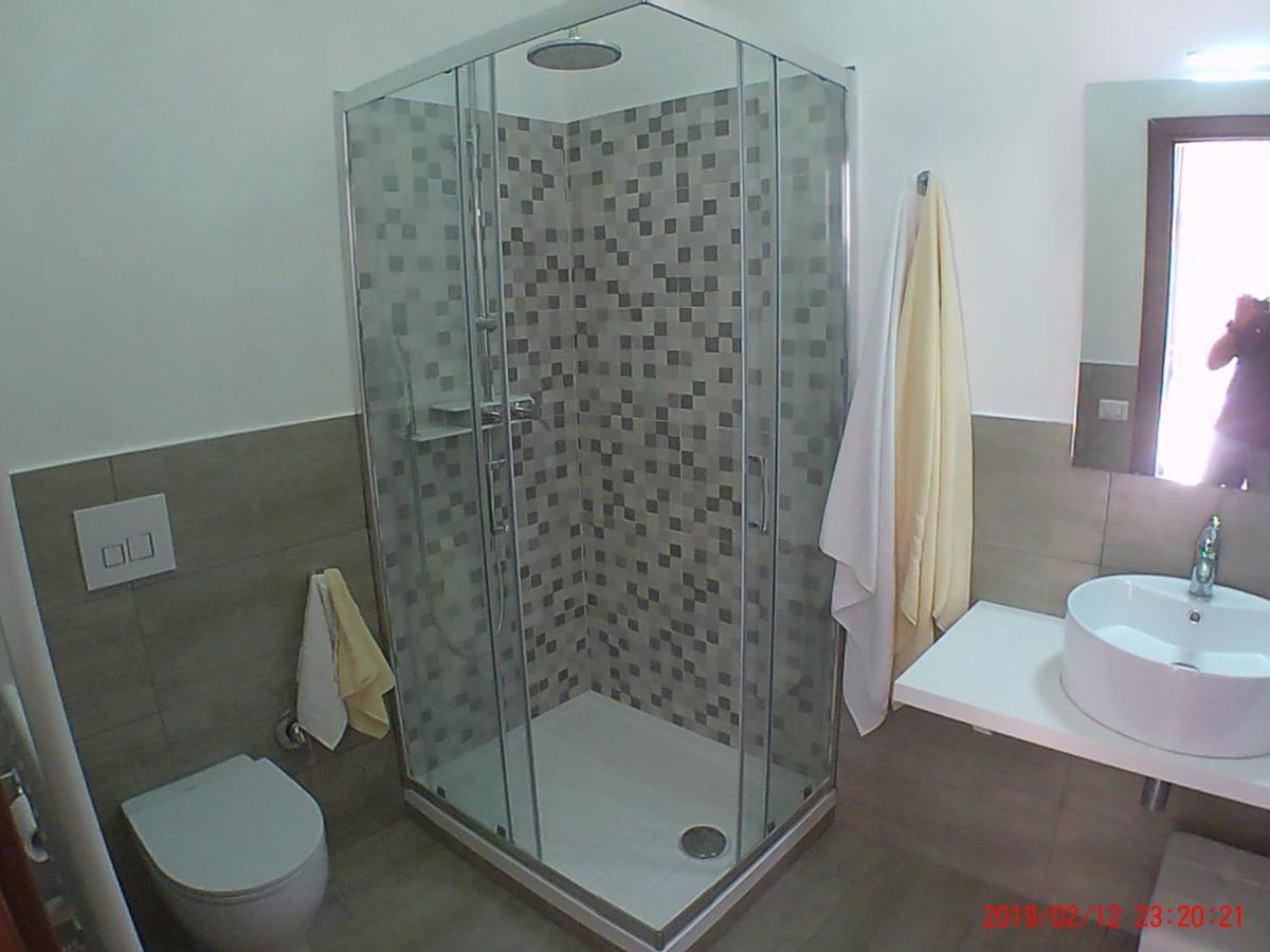 Bed and Breakfast Un Passo Dal Mare Fiumicino Exteriér fotografie A shower cubicle