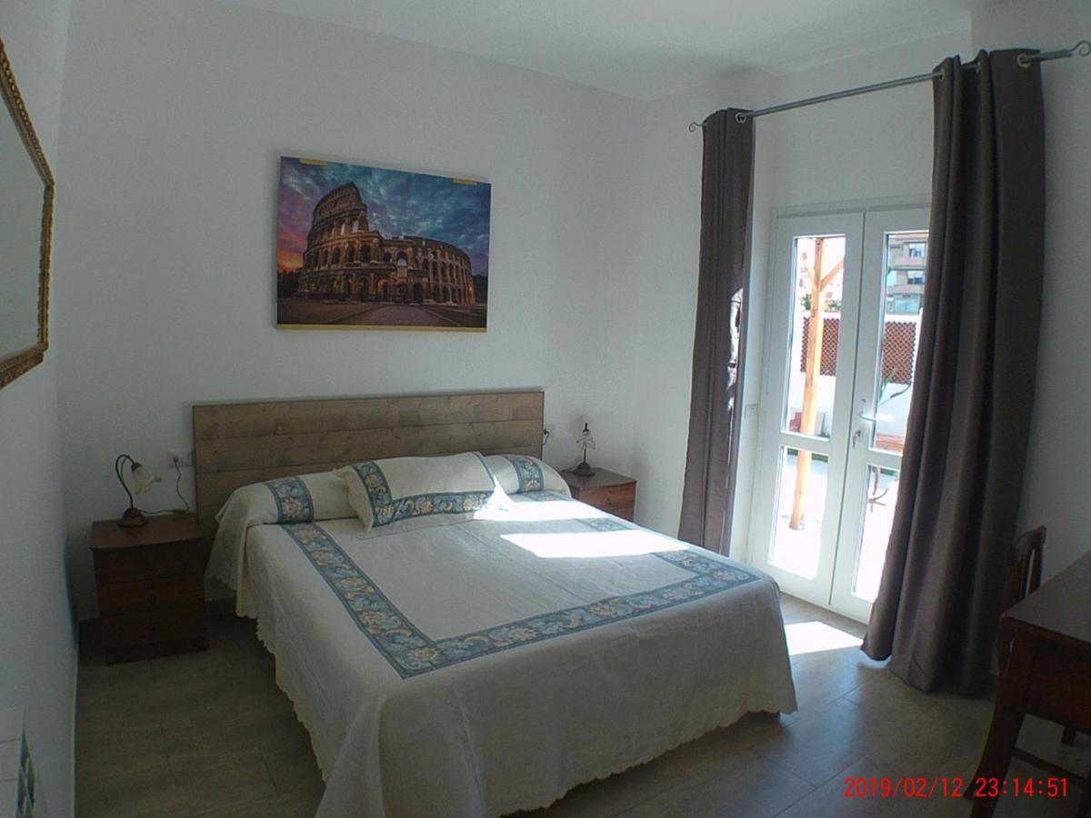 Bed and Breakfast Un Passo Dal Mare Fiumicino Exteriér fotografie A bedroom in a Spanish hotel
