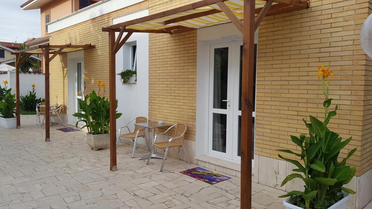 Bed and Breakfast Un Passo Dal Mare Fiumicino Exteriér fotografie A pergola with a retractable awning