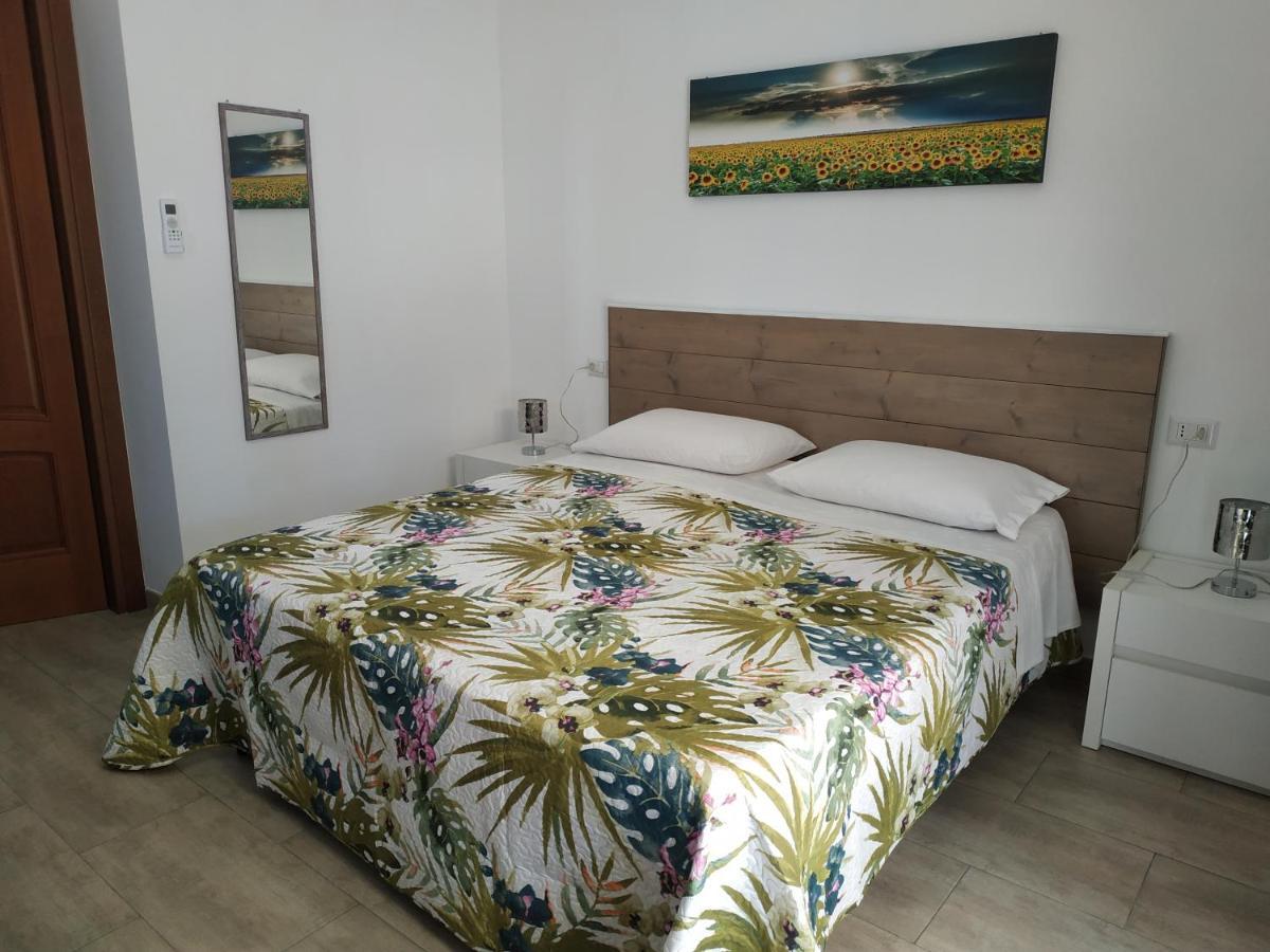 Bed and Breakfast Un Passo Dal Mare Fiumicino Exteriér fotografie A bedroom in a hotel in Italy