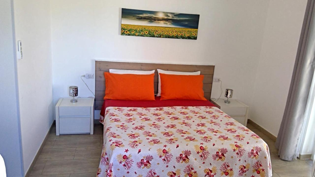 Bed and Breakfast Un Passo Dal Mare Fiumicino Exteriér fotografie A bedroom in a hotel