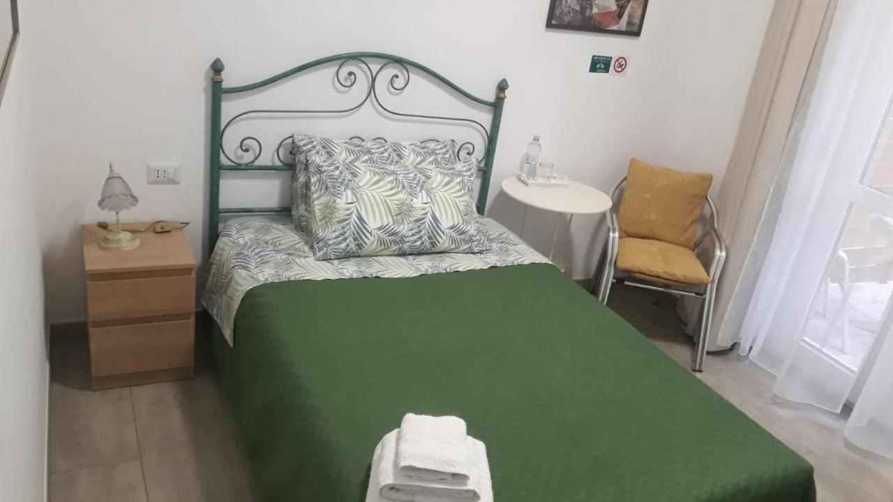 Bed and Breakfast Un Passo Dal Mare Fiumicino Exteriér fotografie A room at the hostel